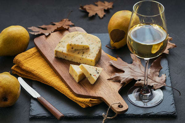 pairing of white wine with cheese board