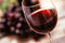 Copa de vino tinto y racimo de uvas 