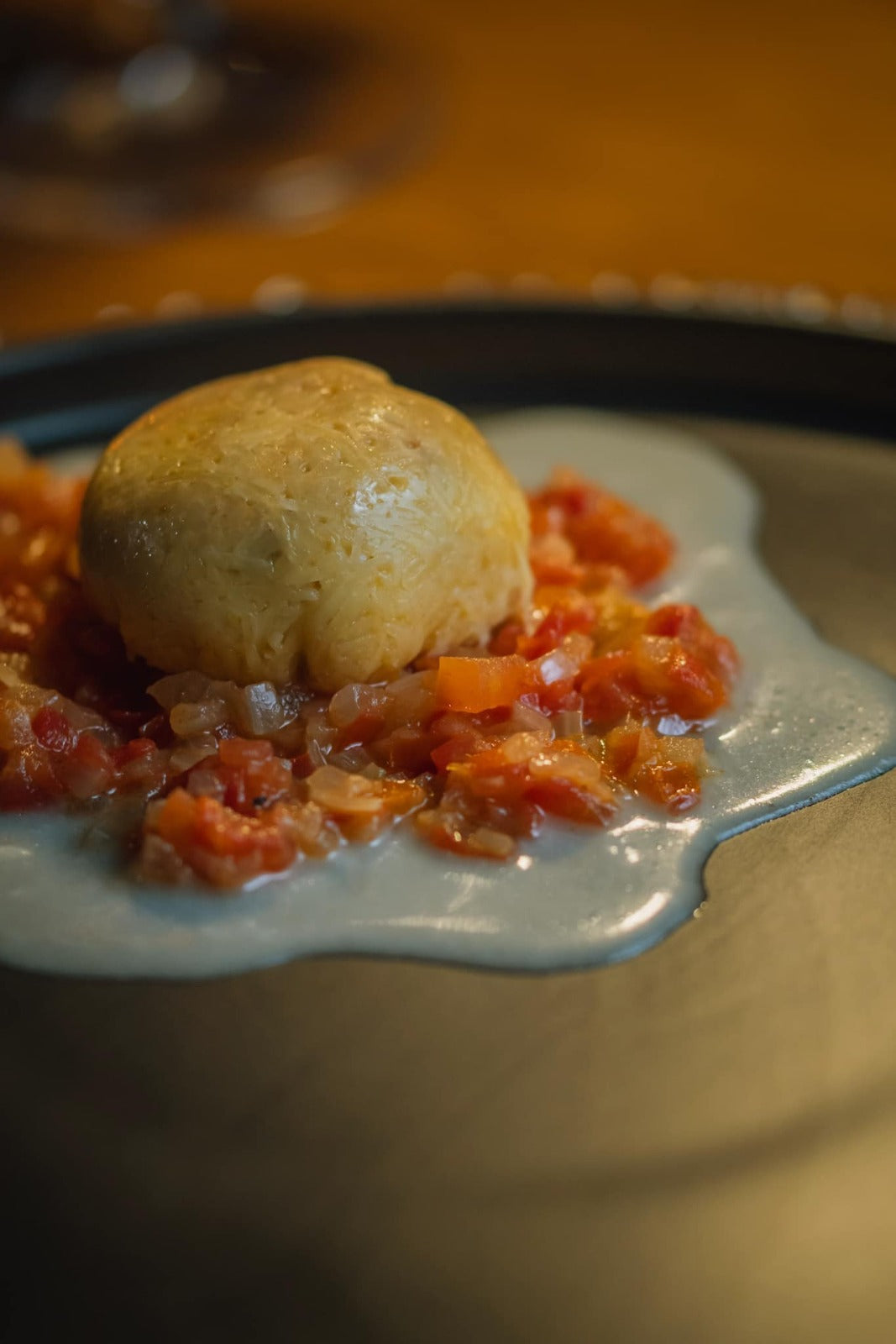 Queso de bola relleno con marisco